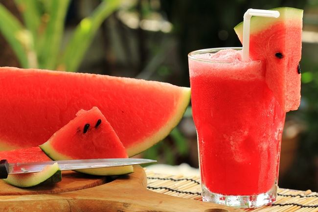 Manfaat Buah Semangka untuk Kesehatan Tubuh - Manfaat semangka adalah sebagai buah yang mendhidrasi mungkin sudah familiar berkat kandungan airnya yang tinggi.