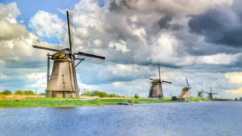 Pesona Negara Belanda yang Wajib Dikunjungi - Tempat wisata Belanda tergolong unik. terlebih dengan wilayah daratan Belanda yang sebagian besar merupakan dataran rendah.