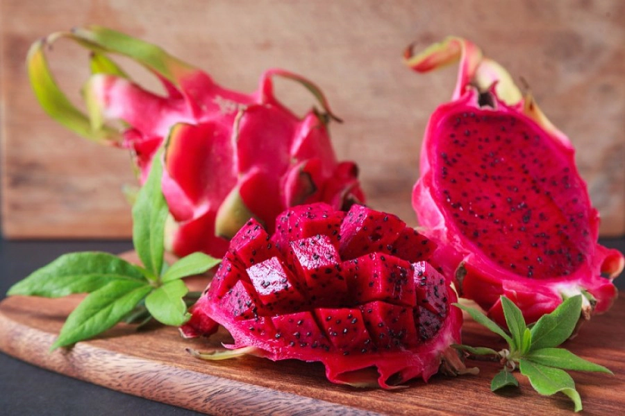 Mengenal Manfaat Buah Naga yang Perlu Diketahui - Buah naga adalah buah yang hanya tumbuh di daerah tropis dan subtropis. Seperti namanya, buah ini memiliki kulit menyerupai sisik