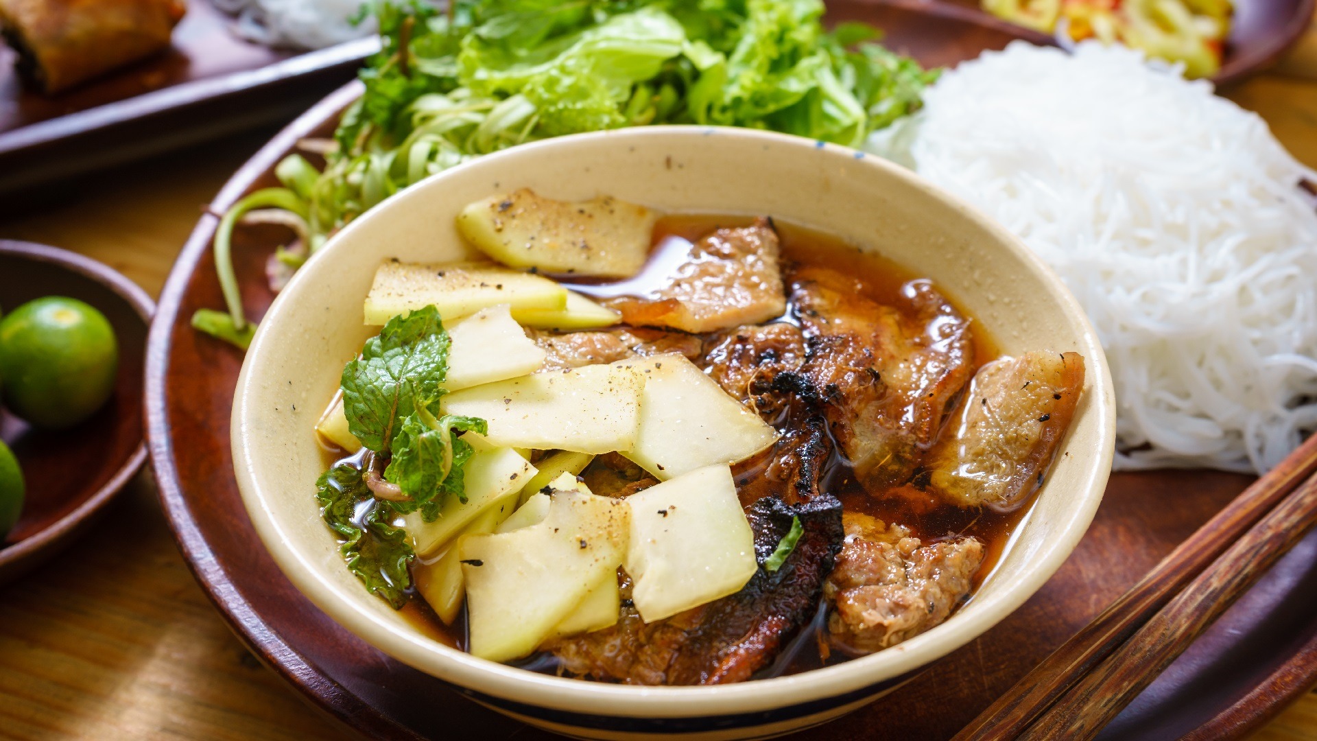 Hidangan Khas Hanoi Yang Menggugah Selera